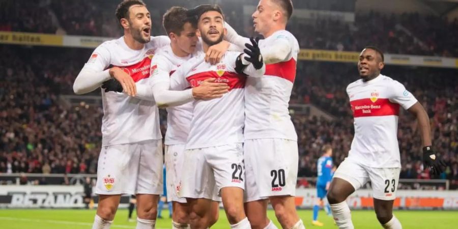 Die Stuttgarter Spieler feiern das 2:0 gegen Heidenheim. Foto: Tom Weller/dpa