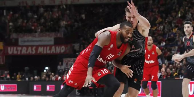 Bayernspieler Greg Monroe (l) in Aktion. Foto: Antonio Calanni/AP/dpa