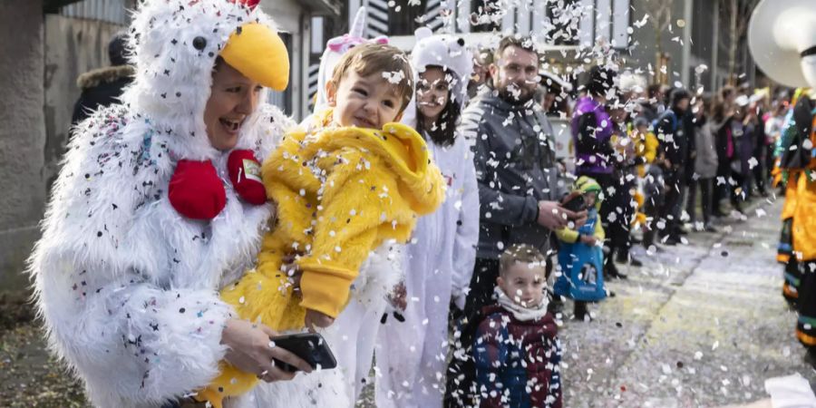 Konfetti, laute Guggenmusik und verstopfte Gassen gehören zur Fasnacht wie der Weisswein zum Fondue.