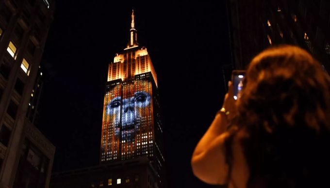 Das Empire State Building ist bekannt für spektakuläre Licht-Shows. Beatles ESB