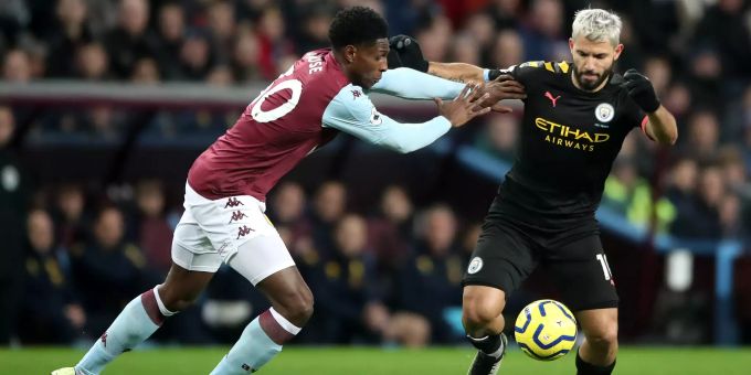 Kortney Hause (l.) von Aston Villa und Sergio Agüero von Manchester City kämpfen um den Ball. Aston Villa Manchester City