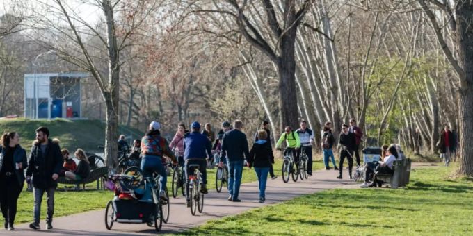 Passanten und Radfahrer in Halle an der Saale