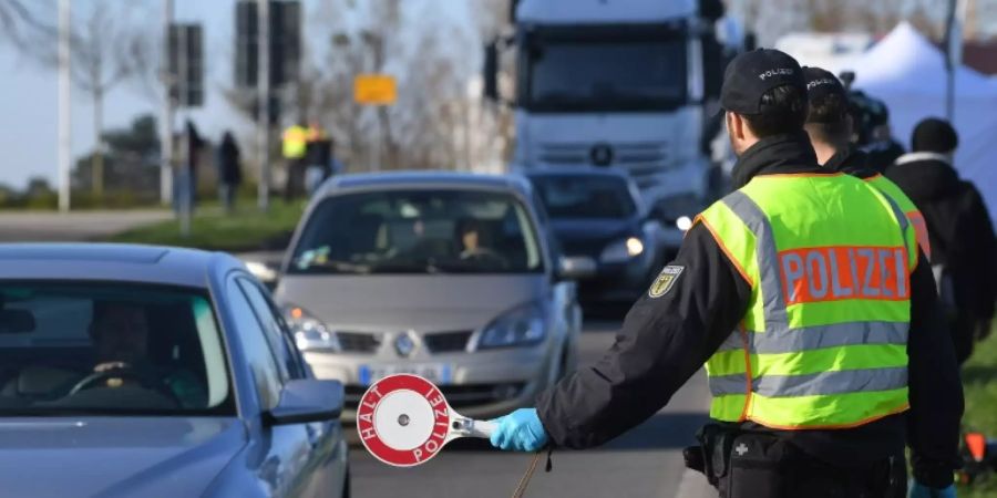 Polizisten bei einer Coronakontrolle