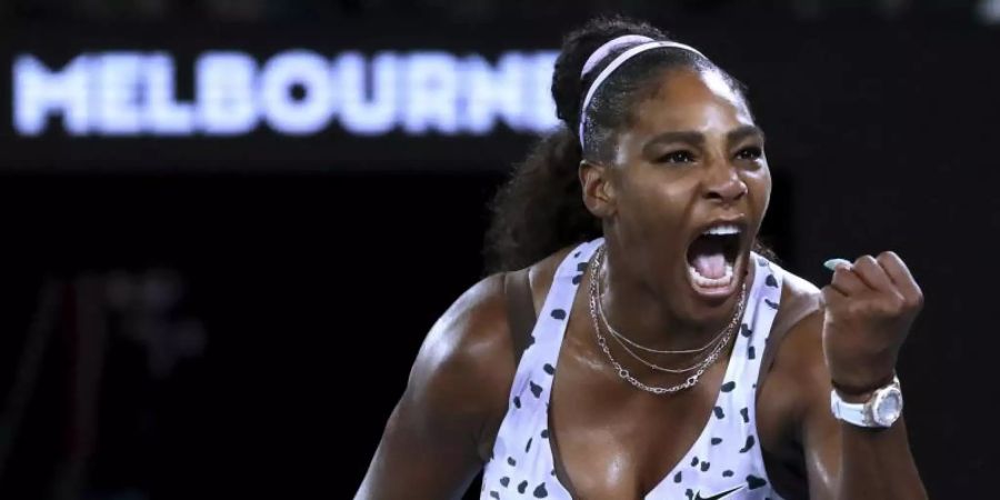 Feiert ihren Sieg über Tamara Zidansek aus Slowenien und den Einzug in die dritte Runde. Serena Williams jubelt. Foto: Dita Alangkara/AP/dpa