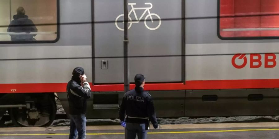 Polizisten vor Zug der ÖBB in Gries am Brenner