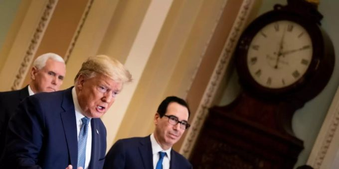 Trump (links vorne) und Finanzminister Mnuchin (daneben) Trump (links vorne) und Finanzminister Mnuchin (daneben)