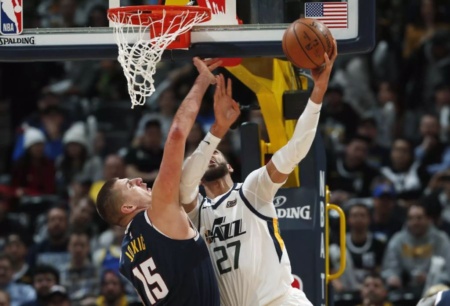 Gobert (r.) sucht gegen Nuggets-Center Nikola Jokic den Abschluss.