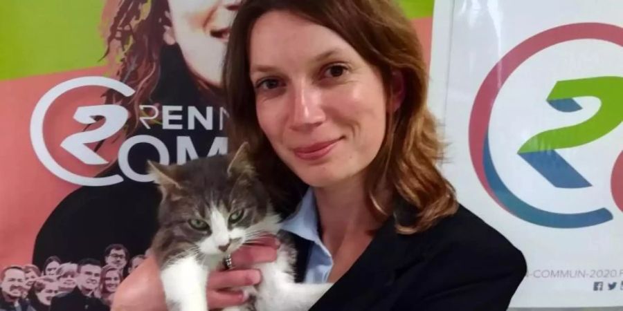 Die Katze «Rec» auf dem Arm von Enora Le Pape, Spitzenkandidatin der linken Partei «La France Insoumise». Foto: -/Rennes en commun/dpa