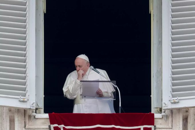 Papst Franziskus hustet, während er das Angelus-Mittagsgebet aus dem Fenster seines Ateliers mit Blick auf den Petersplatz im Vatikan spricht. papst franziskus coronavirus
