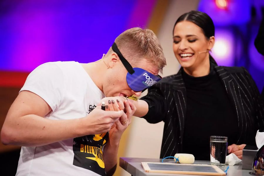 Oliver Pocher behilft sich seiner Frau Amira beim Spiel «Du schmeckst so gut».