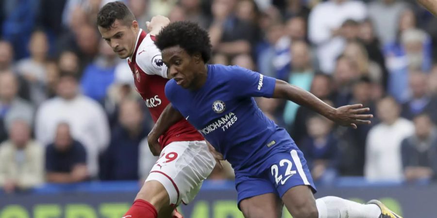 Willian (r.) im Duell mit Arsenals Granit Xhaka.