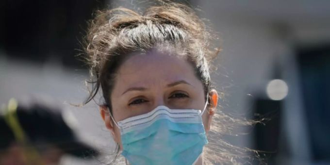 Die Wahrscheinlichkeit, das Coronavirus über die Augen zu bekommen ist laut Forschern unwahrscheinlich. OP_schutzmaske