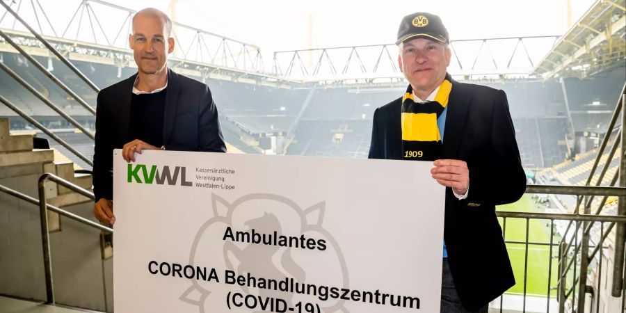 Carsten Cramer (l.) ,Geschäftsführer Borussia Dortmund und Dr. Dirk Spelmeyer, 1. Vorsitzender der KVWL, stellen das Corona-Behandlungszentrum des Signal Iduna Park vor.