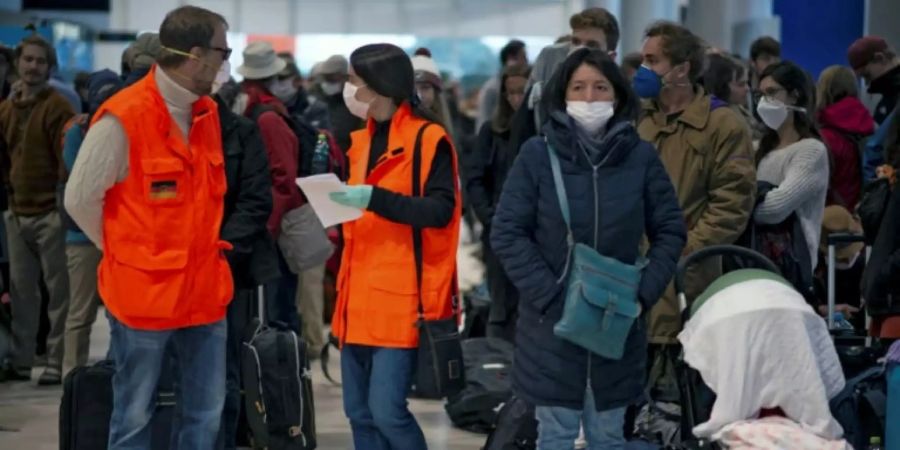 Europäische Touristen am Flughafen El Alto in Bolivien
