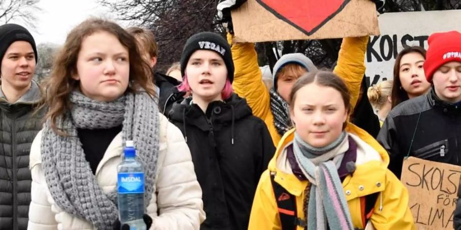 Greta Thunberg (r) und ihre Schwester Beata Ernman (l) bwewi einer «Fridays for Future»-Klimademonstration in Stockholm. Foto: Henrik Montgomery/TT News Agency/AP/dpa