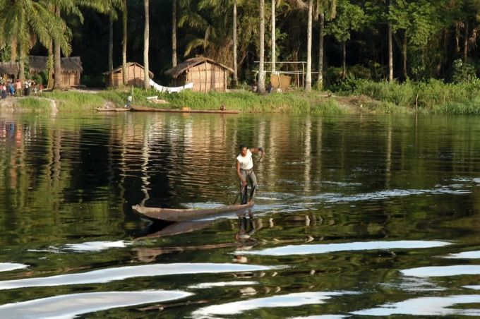 Der Fluss Kongo spielt für das arme Land eine wichtige Rolle. kongo fluss