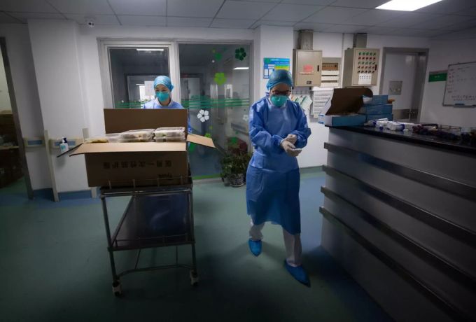 Medizinisches Personal im Jinyintan-Spital in Wuhan, das sich auf die Behandlung von schwer erkrankten Coronavirus-Patienten spezialisiert hat. coronavirus
