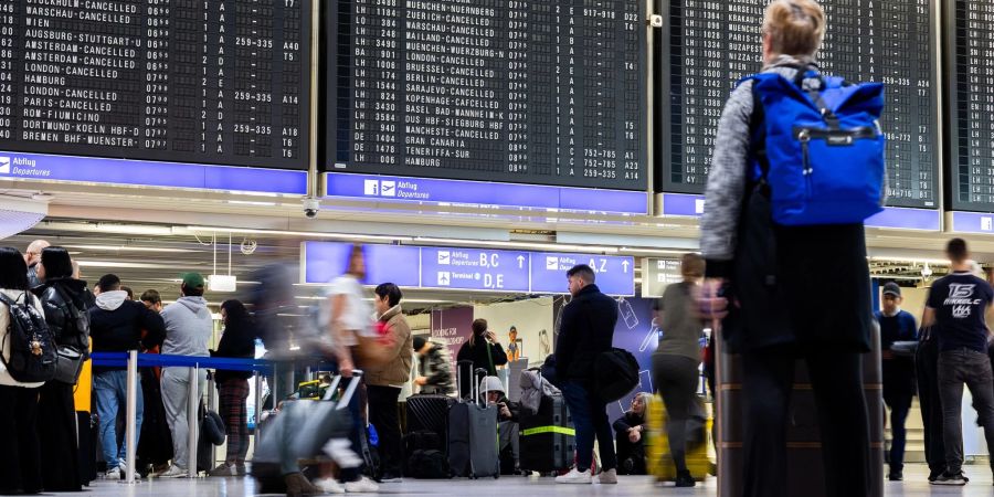 Mit dem Warnstreik der Luftsicherheitskräfte geht eine turbulente Woche in der Luftfahrt zu Ende.