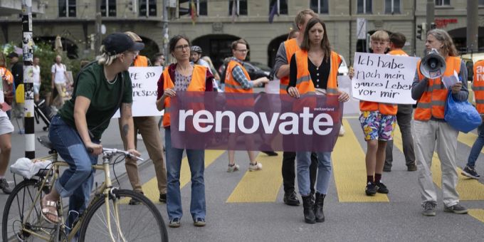 Umweltaktivisten der Gruppe Renovate Switzerland protestieren auf einer Strasse in Bern am 1. Juli 2023. max voegtli mexiko reise