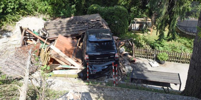 Auto prallt in Meierskappel gegen Gartenhaus. Unfall in Meierskappel