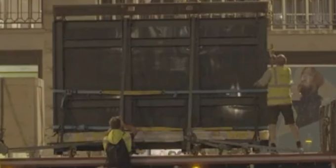 Mit Kran-Transport - Kunstwerk von Banksy in London ausgestellt