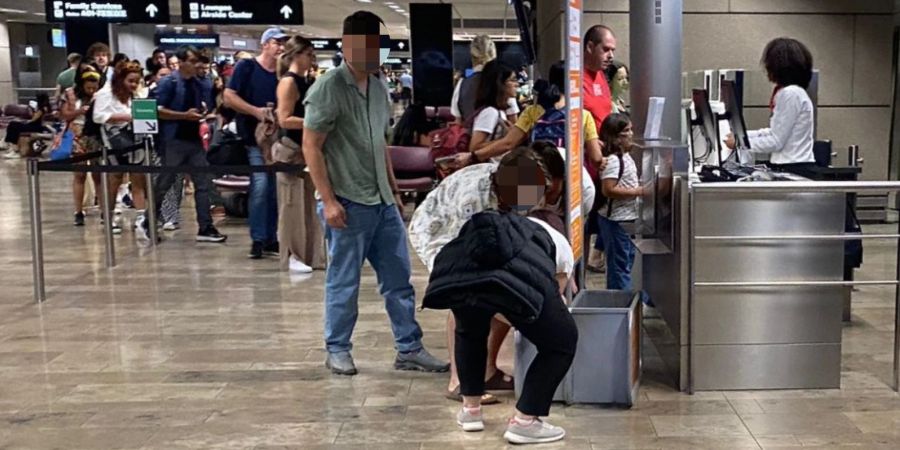 Zeitweise halfen drei Personen einer Frau, ihren Koffer aus der Gepäck-Messstation am Flughafen Zürich zu befreien.