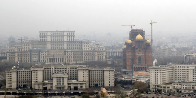 Bukarest: Luftaufnahme der Kathedrale der Nationalen Erlösung (rechts), flankiert vom Parlamentspalast (links). bukarest