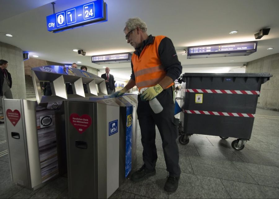 Auch PET-Recycling Schweiz und die SBB testeten in Genf neue Abfall-Behälter.