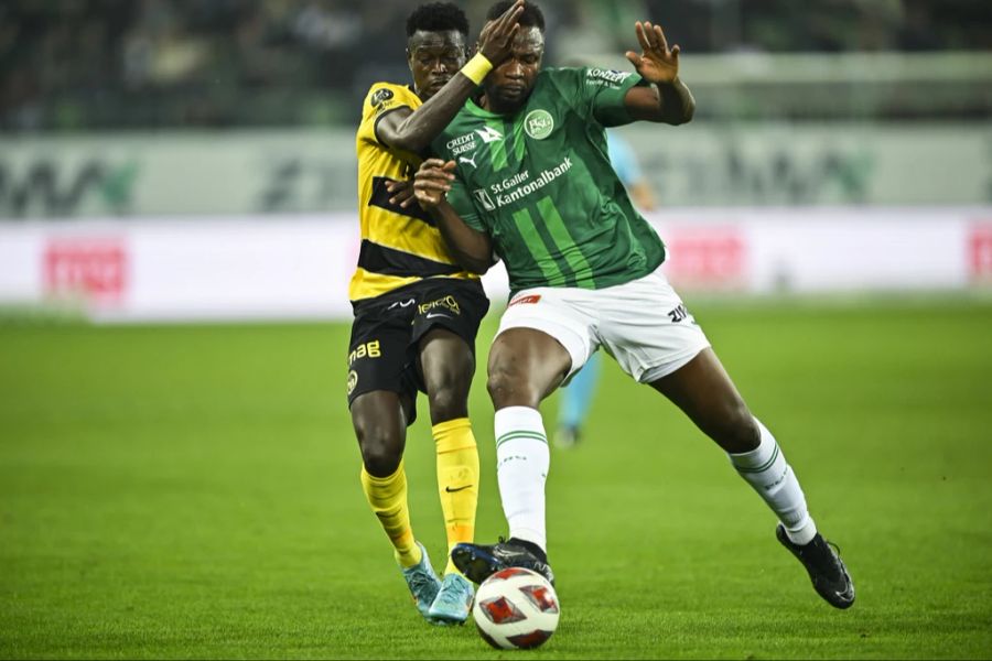 FCSG-Verteidiger Abdoulaye Diaby (r.) drängt YBs Ebrima Colley ab.