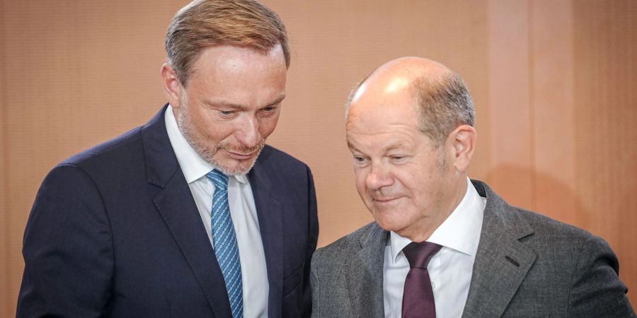 Finanzminister Christian Lindner und Bundeskanzler Olaf Scholz vor der Sitzung des Bundeskabinetts.
