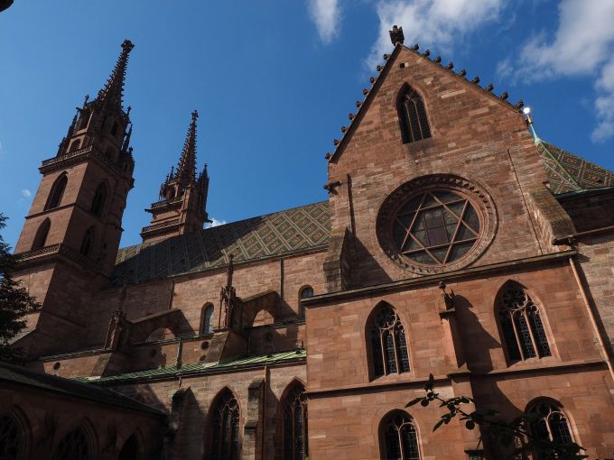Ein Wahrzeichen der Stadt Basel: der Basler Münster Kirche, Schweiz, Architektur, Sightseeing