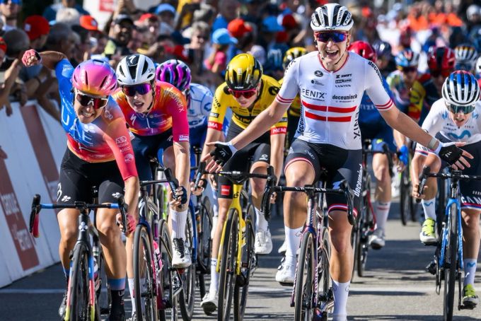 Carina Schrempf jubelte bei der ersten Etappe der Tour de Romandie zu früh (rechts) und wurde prompt von Sofia Bertizzolo (links) überholt. Tour de Romandie Féminin