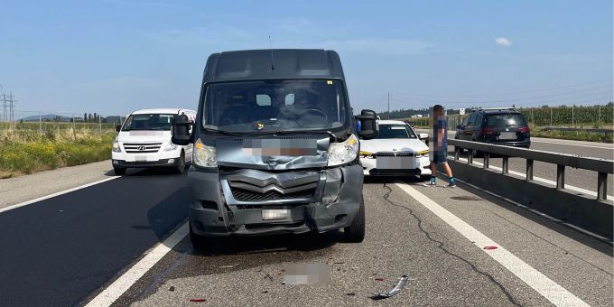 Autobahn A1 bei Niederbipp: Auffahrkollision mit drei beteiligten Fahrzeugen. A1 bei Niederbipp