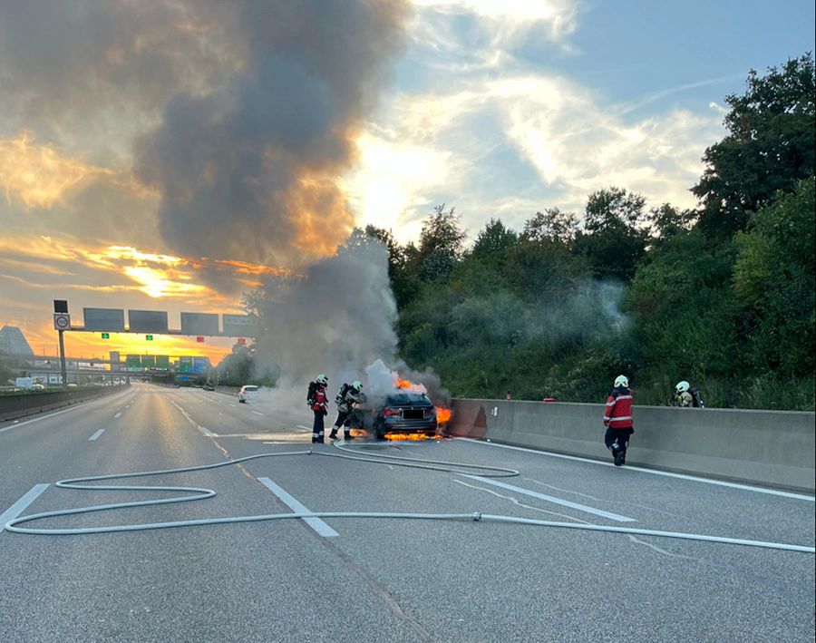 Feuerwehr löscht Brand.