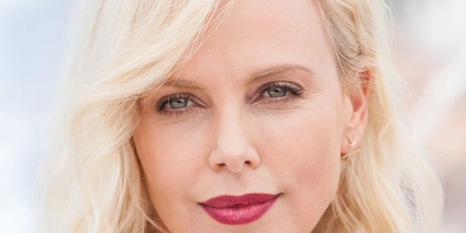 Charlize Theron facelifting