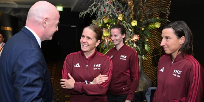 Gianni Infantino mit Esther Staubli, Susanne Küng und der deutschen Schiedsrichterin Katrin Rafalski. FIFA Gianni Infantino Frauen-WM