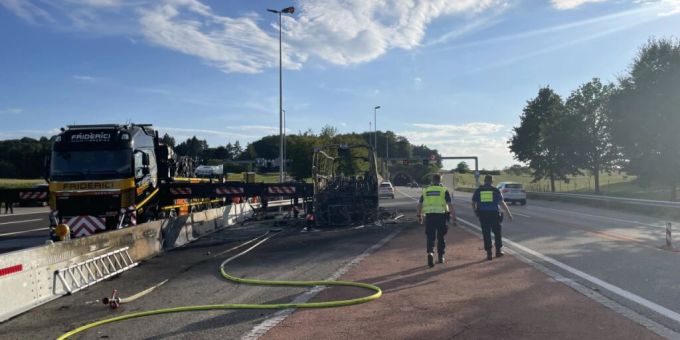 Auf der Autobahn A1 im Kanton Waadt ist am Dienstagnachmittag ein Reisecar fast vollständig in Flammen aufgegangen. Die Insassen konnten das Fahrzeug rechtzeitig verlassen. kapo waadt