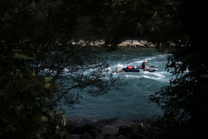 Menschen auf Schlauchbooten segeln auf der Aare – bei Uttigen, zwischen Thun und Bern – um sich zu erfrischen. hitzewelle
