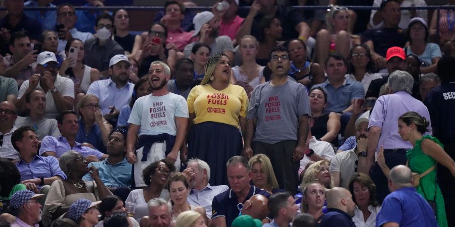 Umweltaktivisten riefen im Oberrang des Arthur Ashe Stadiums Parolen, einer von ihnen klebte sich nach Angaben der Organisatoren auf der Tribüne fest.