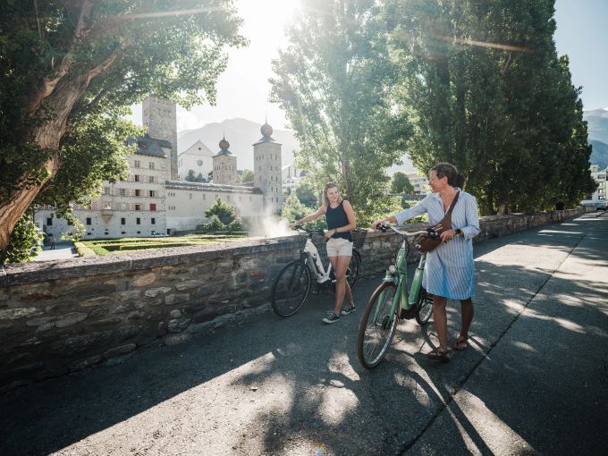 Brig ist ein guter Ausgangspunkt für Velofahrten. Zwei Frauen