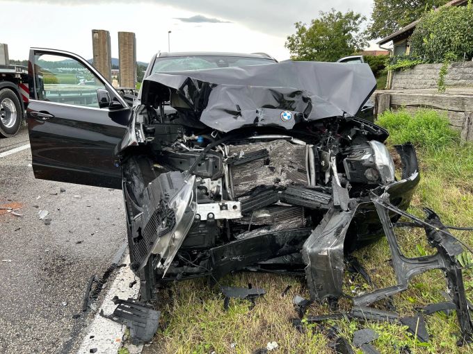 An den Fahrzeugen entstand ein Sachschaden. Sachschaden an BMW.