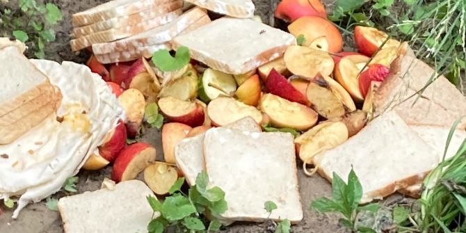 Brot und Äpfel