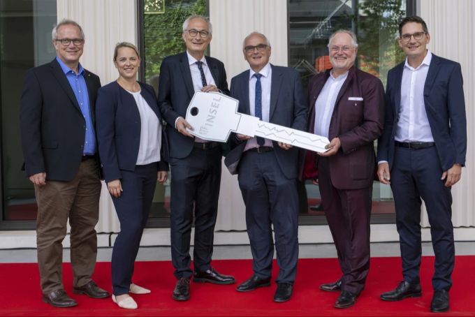 Schluesseluebergabe, Prof. Dr. med. Urs Peter Mosimann, Direktor Medizin, Dr. Paula Adomeit, Direktorin Pflege, Prof. Dr. iur. Bernhard Pulver, Verwaltungsratspraesident, Pierre Alain Schnegg, Regierungsrat Kanton Bern, Dr. med. h.c. Uwe E. Jocham, Direktionspraesident, Abel Mueller-Huebenthal, Direktor Immobilien und Betrieb, von links, waehrend der offiziellen Eroeffnungsfeier, am Donnerstag, 17. August 2023 in Bern. Das neue Hauptgebaeude des Inselspitals Bern hat 670 Millionen Franken gekostet und bietet 3250 modernste Zimmer. Berner Inselspital