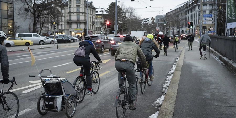 Nur gut die Hälfte ist mit einem Helm unterwegs: Velofahrerinnen und -fahrer im winterlichen Feierabendverkehr in Bern. (Archivbild)