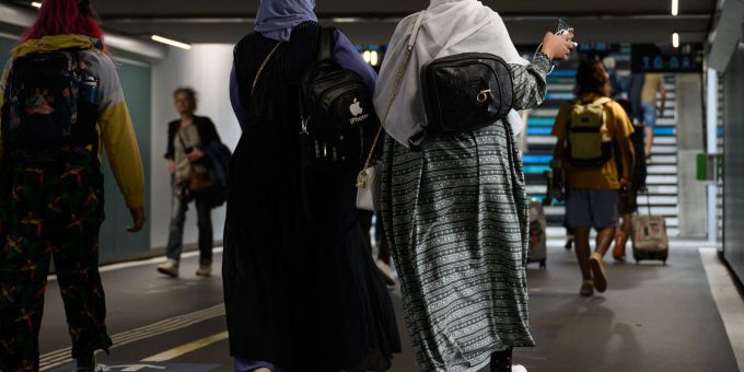 In französischen Schulen verboten: Abayas für Frauen, Qamis für Männer. (Symbolbild) Ist ab Montag in französischen Schulen verboten: Abayas für Frauen, Qamis für Männer.