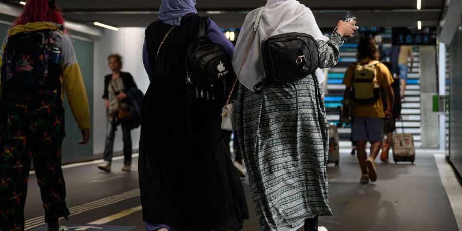 Ist ab Montag in französischen Schulen verboten: Abayas für Frauen, Qamis für Männer.