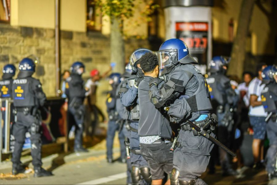 29 Polizistinnen und Polizisten seien dabei verletzt worden.