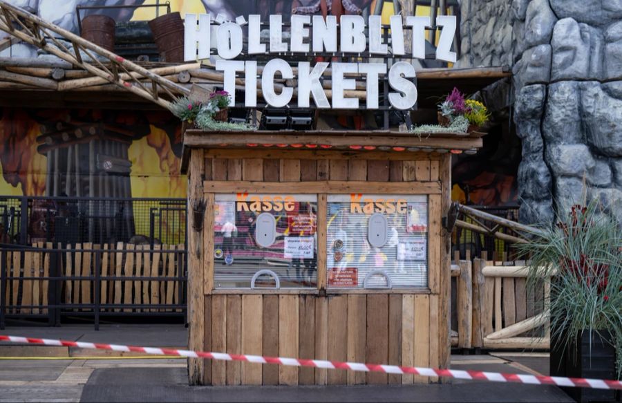 In der Indoor-Achterbahn «Höllenblitz» auf dem Münchner Oktoberfest ist es am Samstagabend zu einem schweren Unfall gekommen.