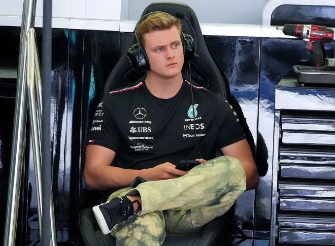 Mick Schumacher hat ein Foto mit seiner Freundin veröffentlicht. Hasan Bratic/dpa/Archiv Mick Schumacher