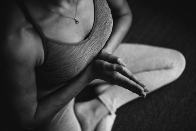 Yoga und Meditation können dabei helfen, die Qualität des Schlafes zu verbessern und somit auch den Magen-Darm-Trakt zu beruhigen Schwarz Weiss Bild betende Hände, Meditation